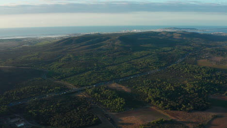 vista aérea de una autopista, bosque y mar mediterráneo día soleado francia