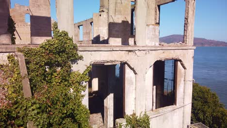 cardán inclinándose hacia arriba de las ruinas de la caseta de vigilancia en la isla de alcatraz en la bahía de san francisco