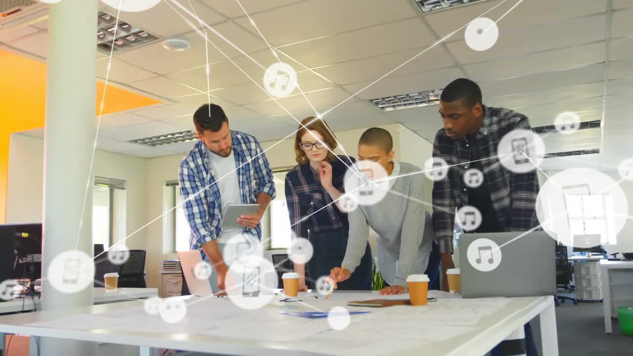 animación de música conectada e íconos de teléfono sobre diversos colegas discutiendo el proyecto en el escritorio