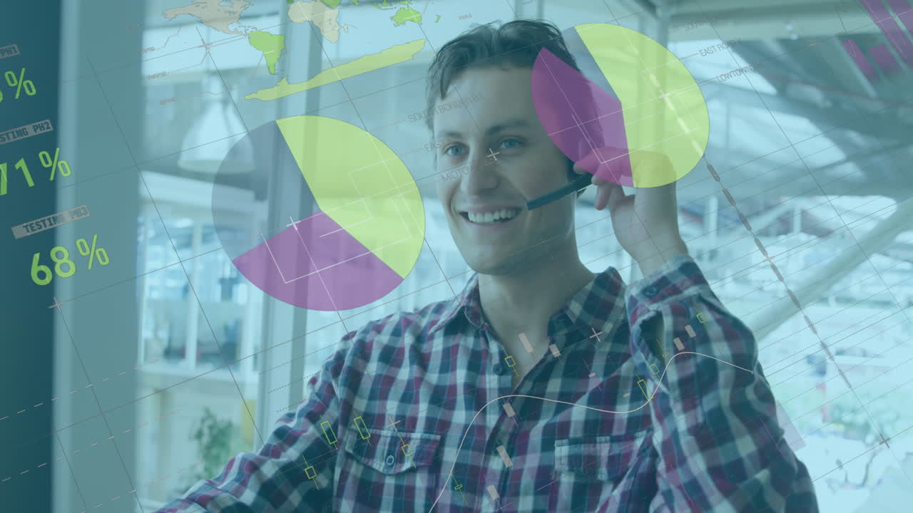 animación del procesamiento de datos estadísticos contra un hombre caucásico hablando por teléfono con auriculares en la oficina