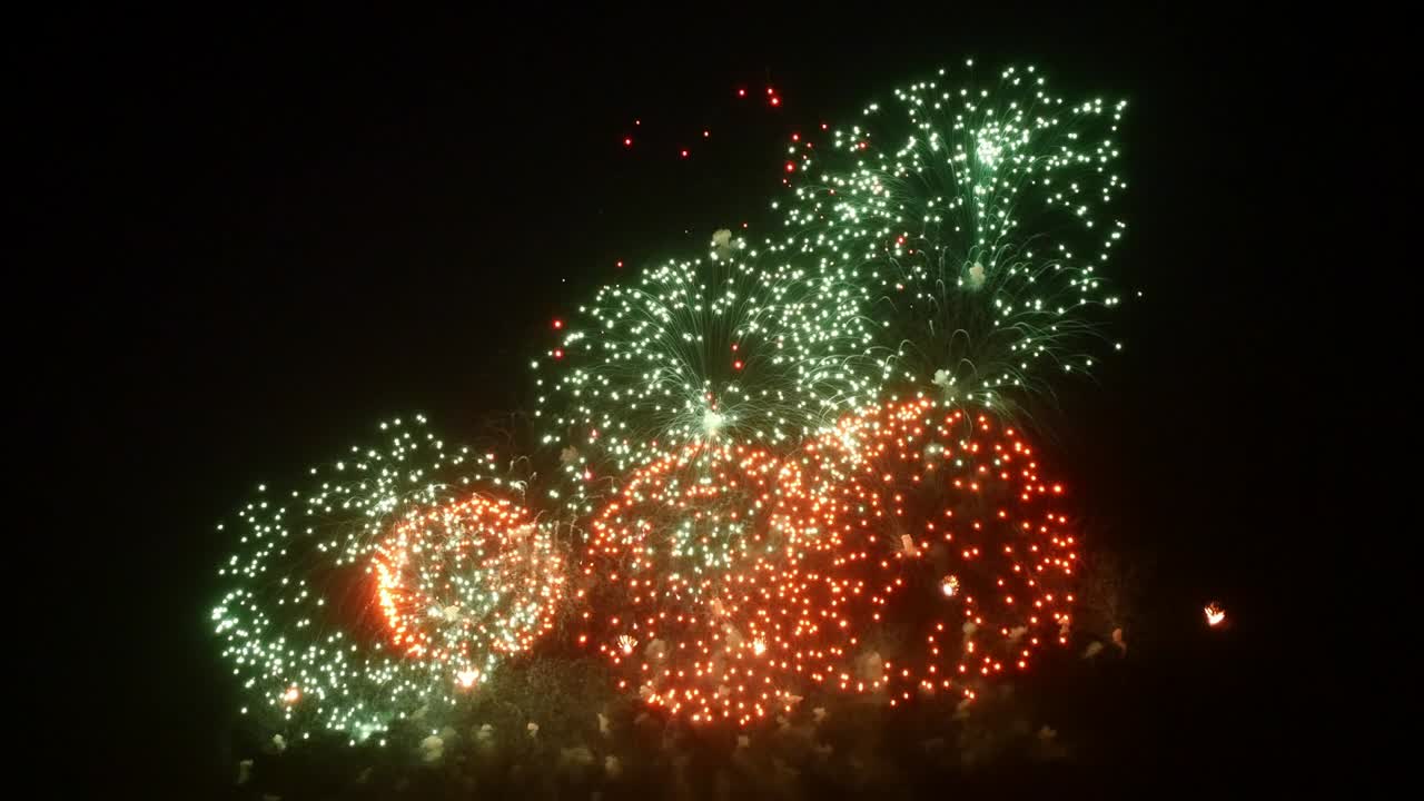 검은 바탕에 밤에 불꽃놀이 전시.