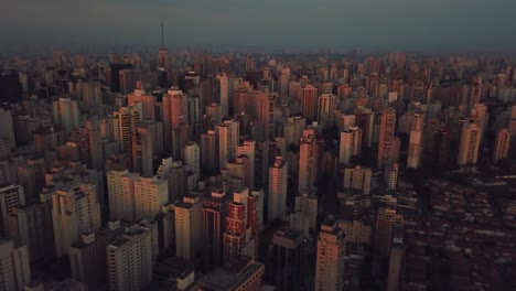 increíble toma de avión no tripulado del centro de negocios de sao paulo al atardecer con un hermoso cielo y grandes edificios