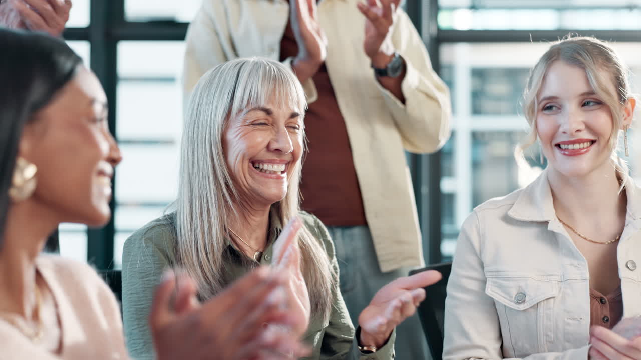 비즈니스 팀이 박수갈채로 성공을 축하하고 있습니다.