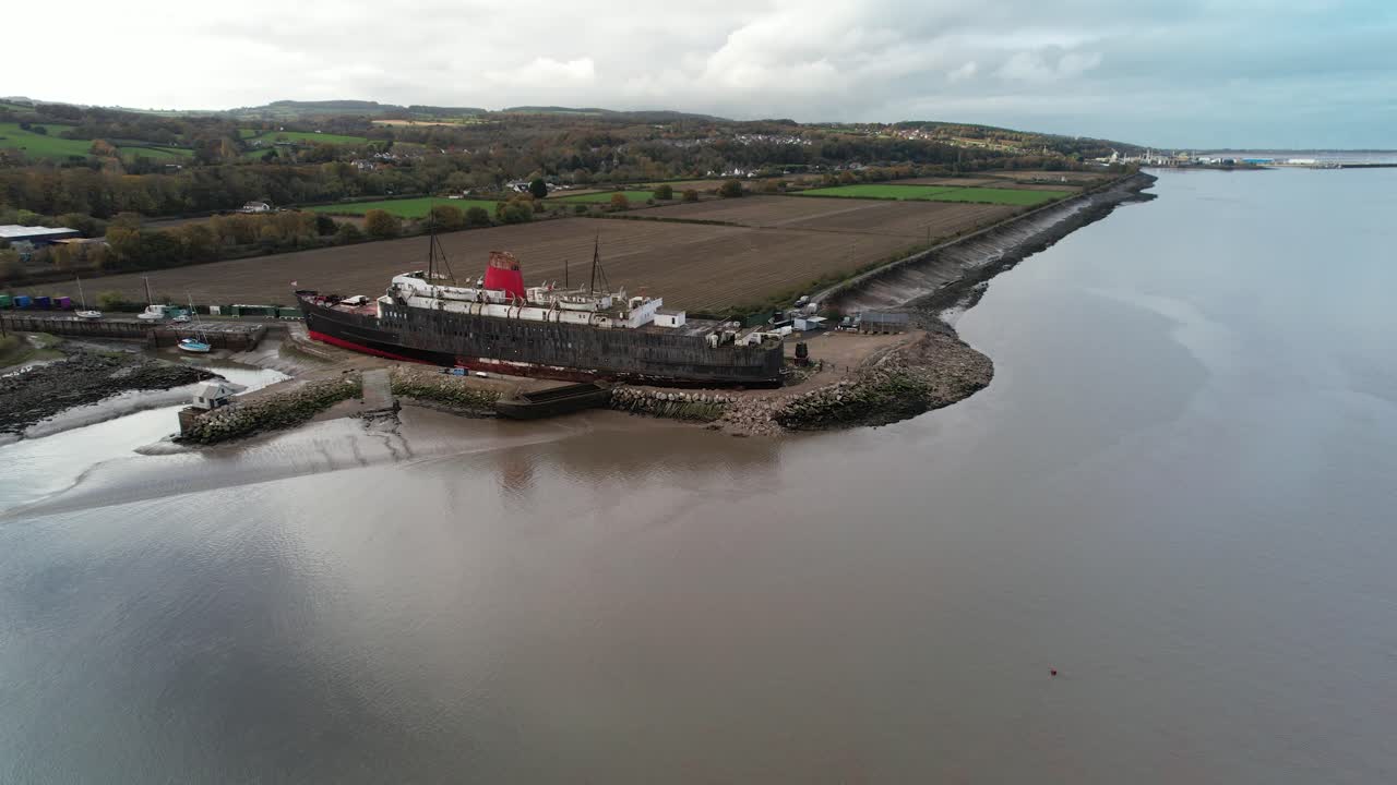 north wales mostyn 근처의 랭커스터 공작의 버려진 선박 - 공중 하강