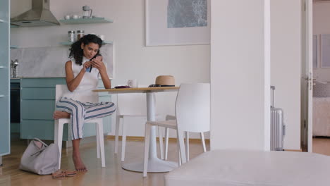 Hermosa-Mujer-Usando-Un-Teléfono-Inteligente-Comprando-En-Línea-Gastando-Dinero-En-Una-Aplicación-De-Banca-Móvil-Con-Tarjeta-De-Crédito-Con-Moneda-Digital-Disfrutando-De-La-Libertad-Financiera