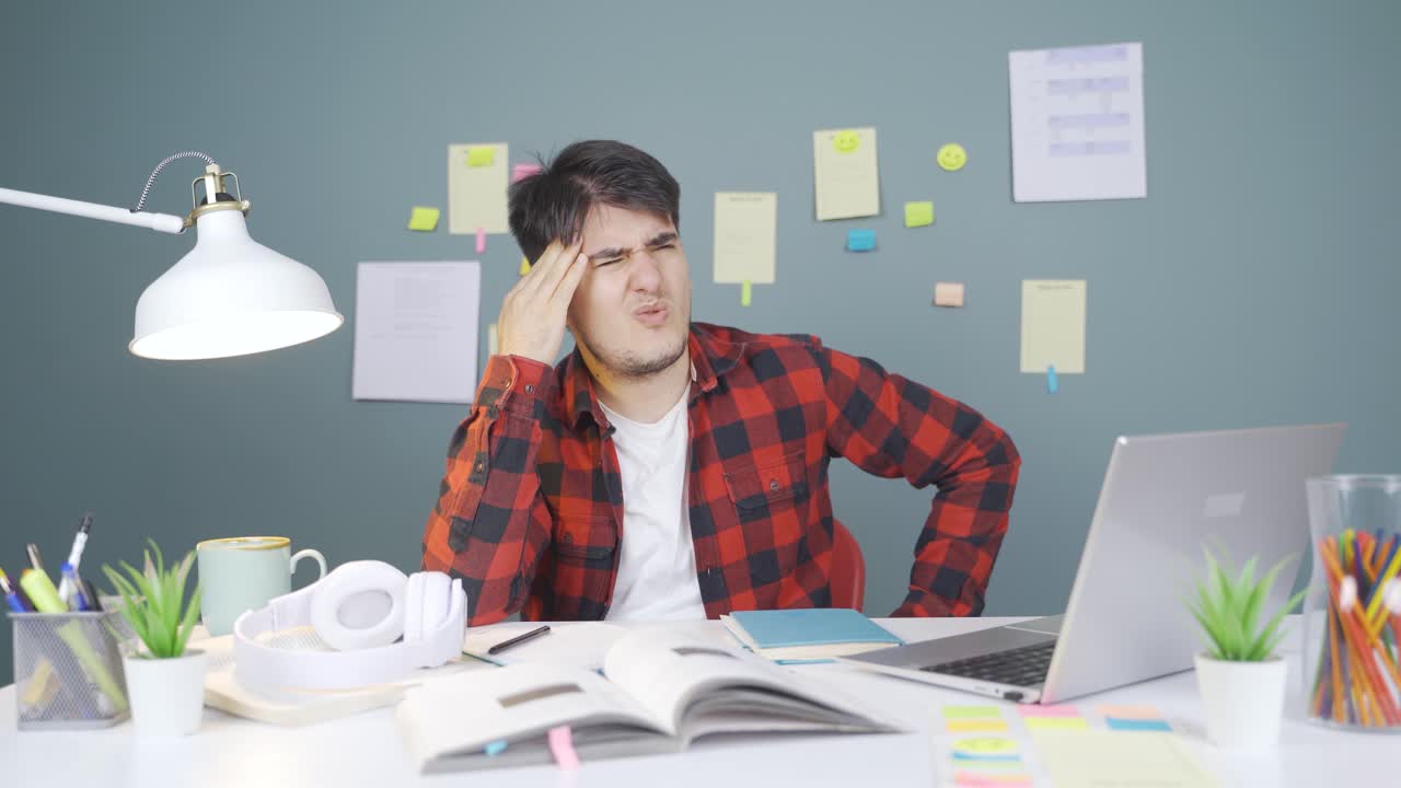 편두통을  ⁇ 고 있는 남학생