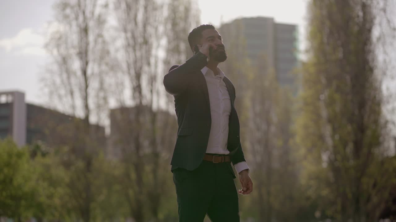 행복 한 사업가 는 밖 에서 드폰 으로 이야기 하고 있다