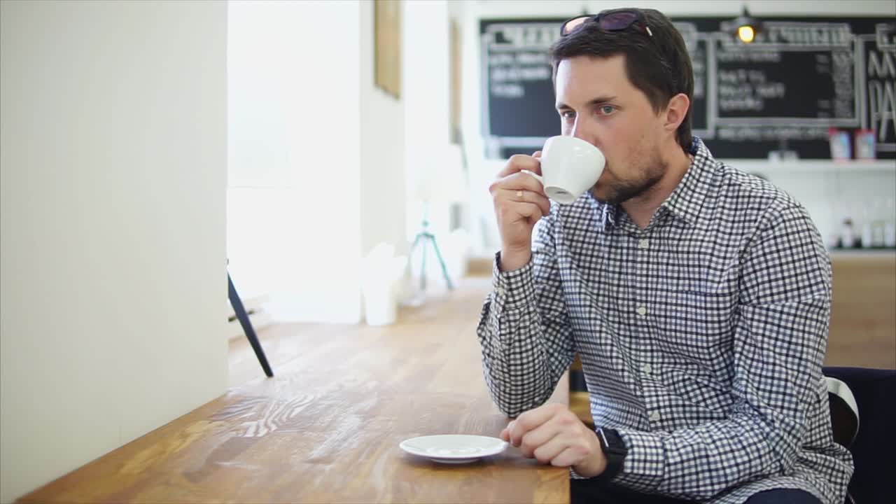 카페에서 커피를 마시는 남자