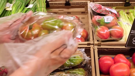 Recogiendo-Tomates-En-El-Supermercado
