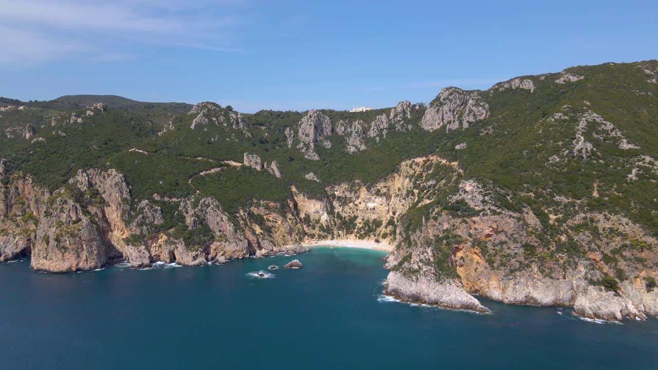 코르푸, 그리스, 슬로우 모션에 사람이 없는 바위 절벽 해변의 공중, 멀리 보이는 전망