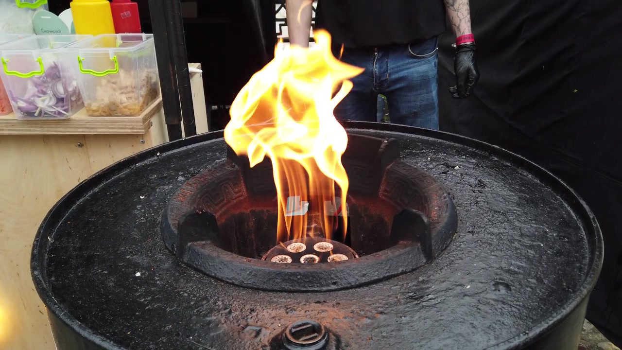 Oven gas untuk memasak di jalan dengan wajan