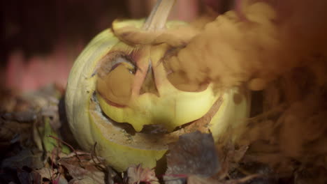 jack-o'-lantern blanco podrido de halloween con una gran cantidad de humo amarillo saliendo de él