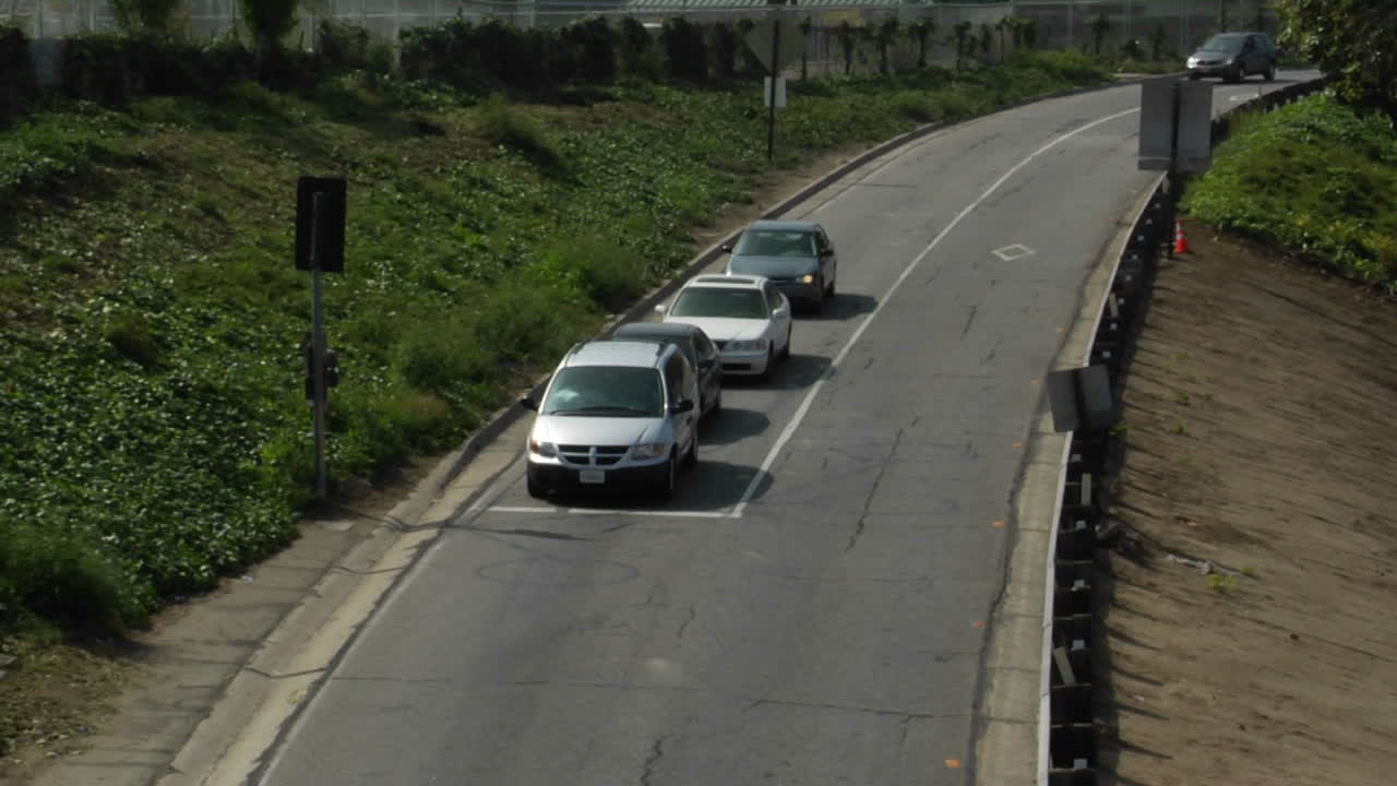 좁은 진입로의 신호등에서 차량이 정지한 후 진행합니다.