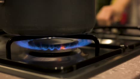 Encender-La-Estufa-De-Gas-Con-Una-Olla-En-La-Parte-Superior-De-Cerca,-Cámara-Lenta-1