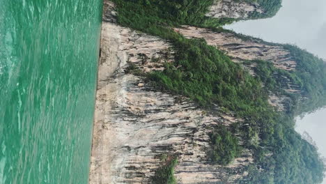 Vertikale-Des-Nationalparks-Khao-Sok-Ist-Ein-Naturschutzgebiet-In-Der-Malerischen-Meereslandschaft-Im-Süden-Thailands