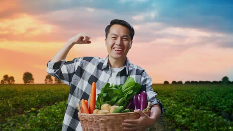 un granjero feliz con una canasta de verduras frescas.