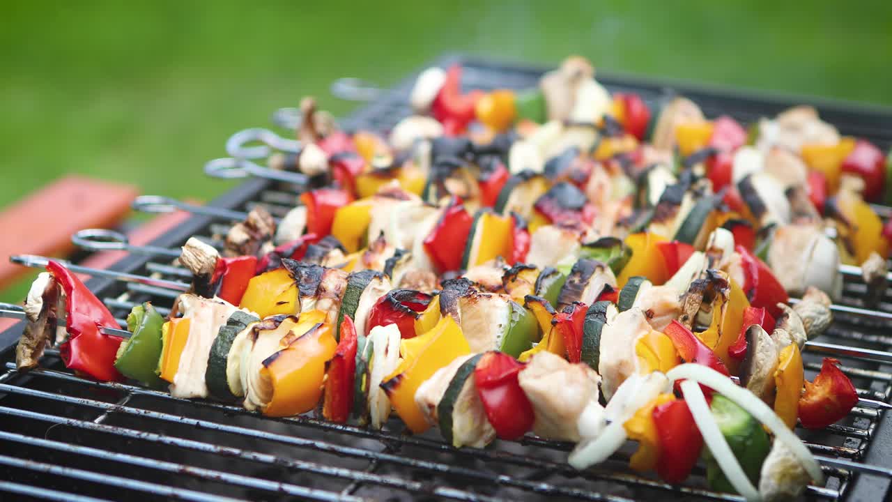 shashliks recocidos y quemados en parrilla de barbacoa caliente