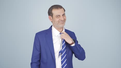 un hombre de negocios estresado afloja su corbata.