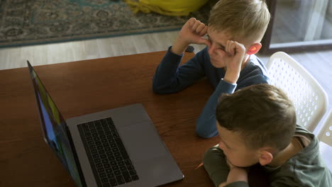 Kids-enjoying-film