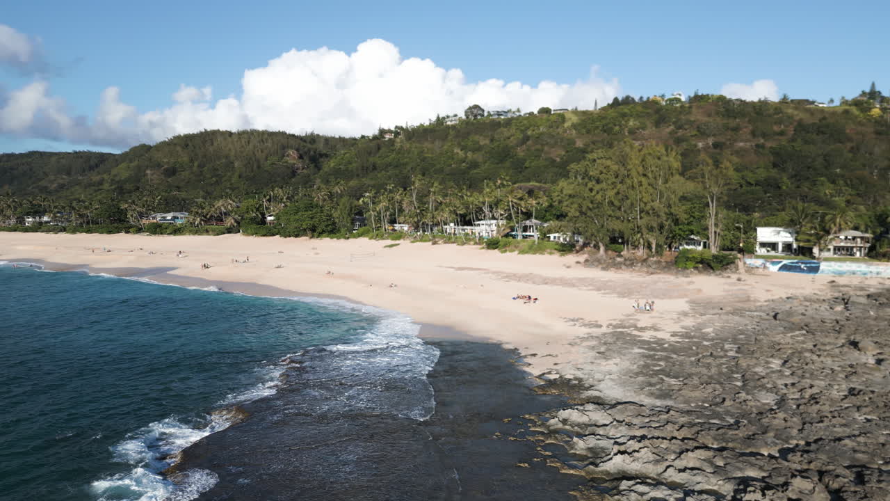 vista desde un avión no tripulado de la belleza de la playa de ke iki, al norte de oahu