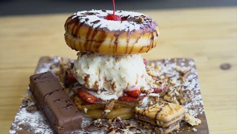 postre de rosquilla con helado, galleta y fresas, dulce