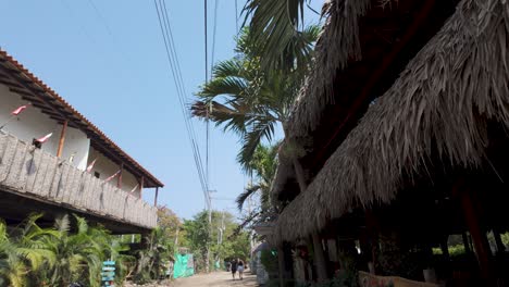 Techos-De-Paja-Se-Alinean-En-La-Calle-Tropical-De-Palomino,-Colombia