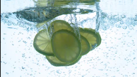 rebanadas de cal que caen profundamente bajo el agua. filmado en cámara súper lenta 1000 fps.