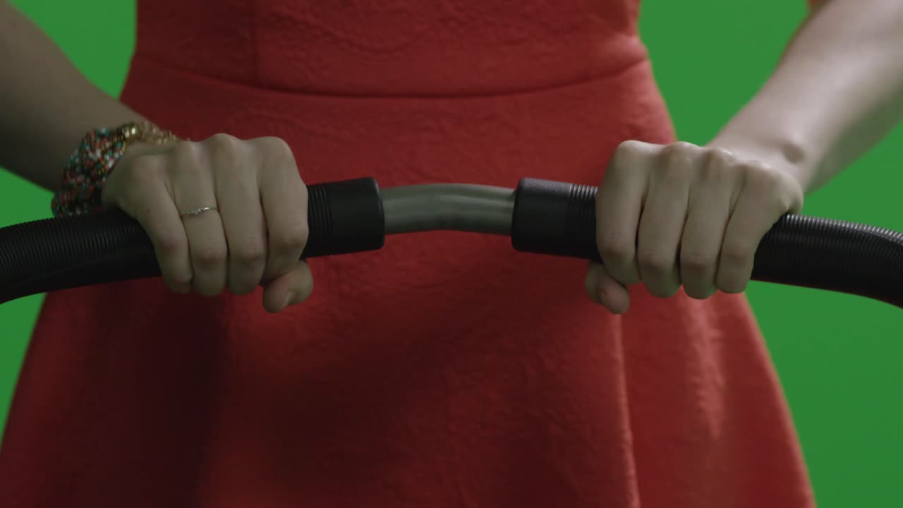 mujer con un mango de aspirador