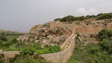 Panorama-Luftaufnahme,-Die-Die-Mauern-Der-Victoria-Linien-Auf-Der-Insel-Malta-Zeigt