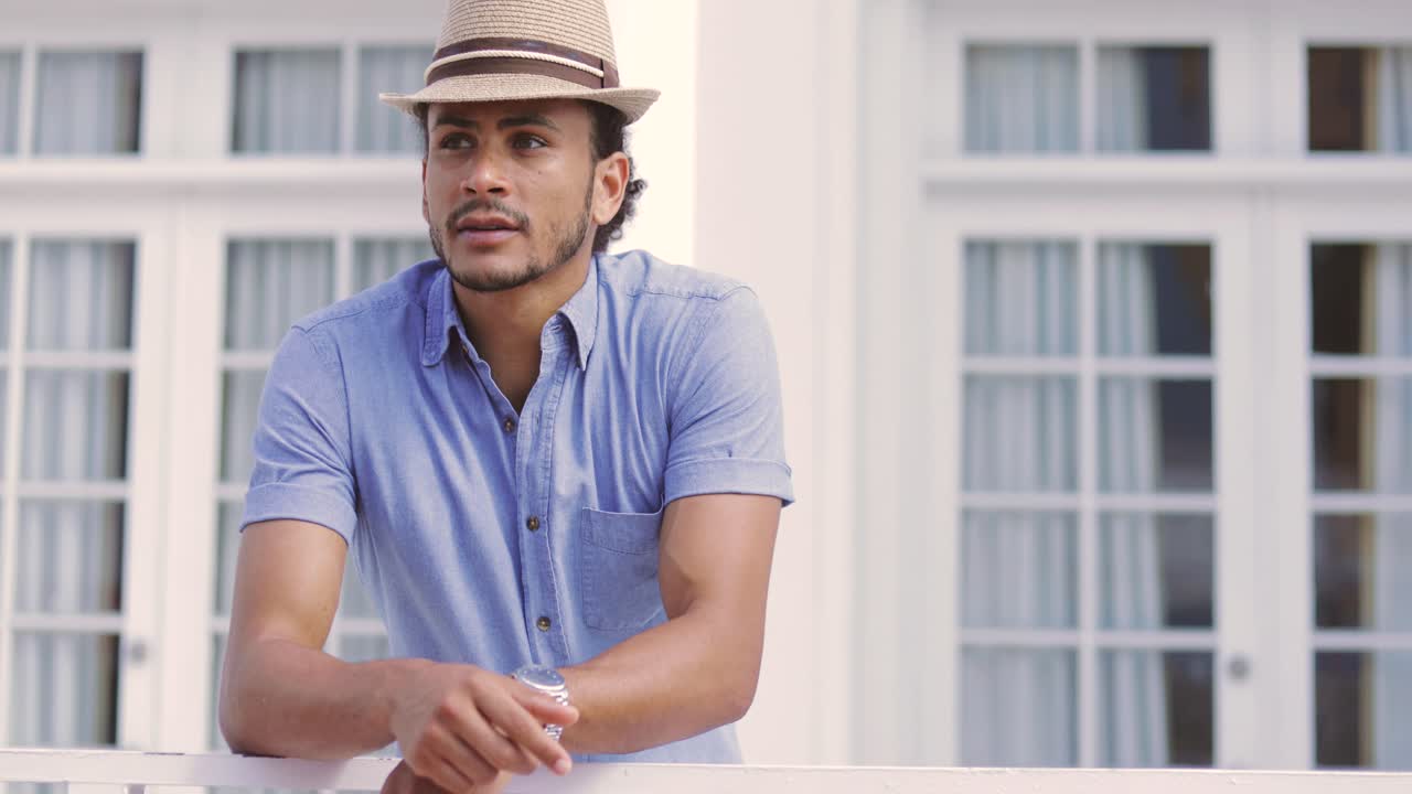 красивый мужчина у перил