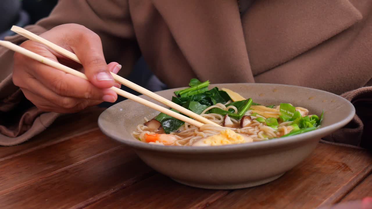 Una ciotola di ramen mangiata con le bacchette
