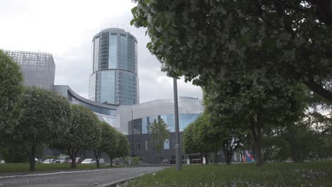 parque de la ciudad moderna con árboles en flor