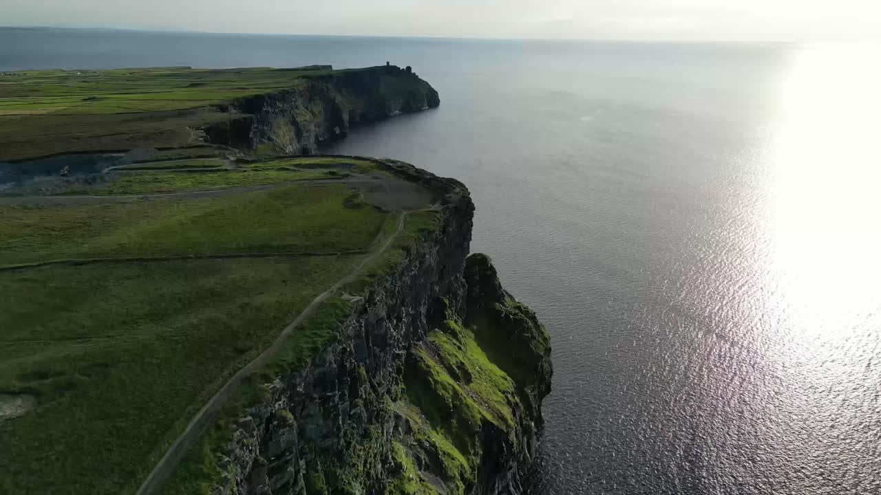 disparo de avión no tripulado volando por encima de los acantilados de moher al atardecer