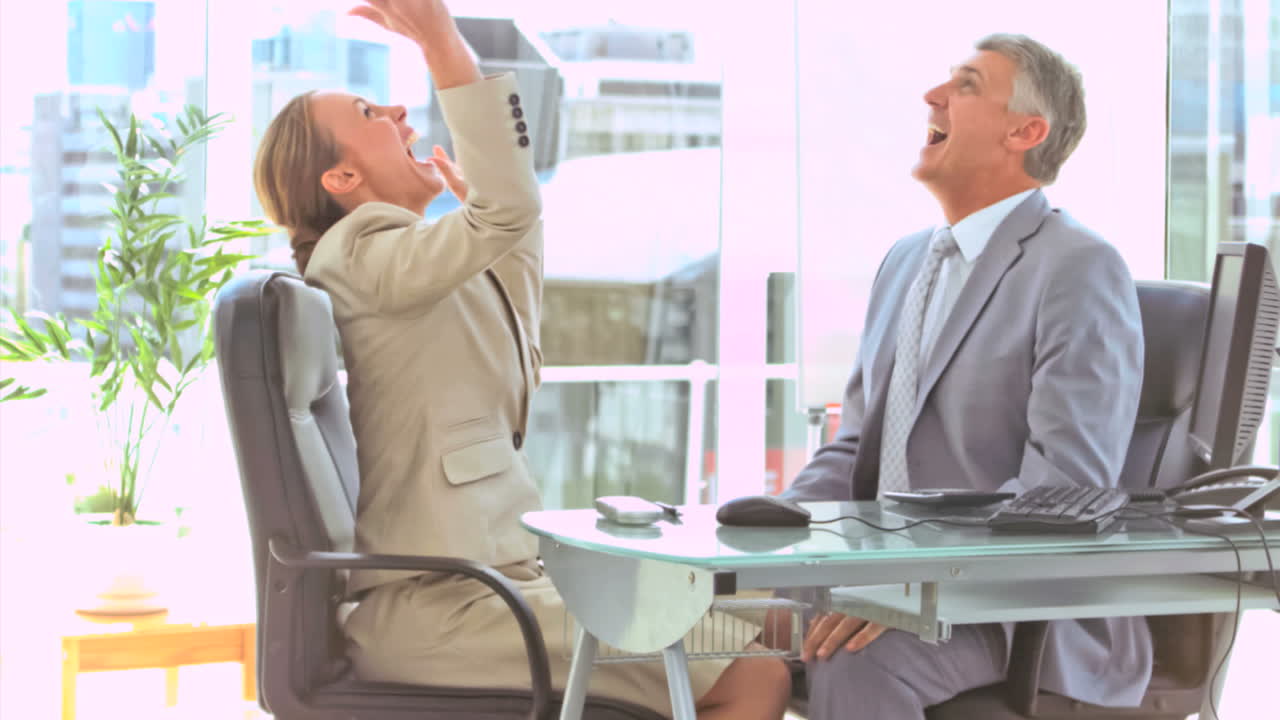 사업가들이 느린 속도로 돈을 던지고 있습니다.