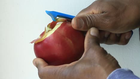 Pelar-Una-Manzana-Con-Un-Pelador-De-Manzanas-Sobre-Fondo-Blanco-Metrajes