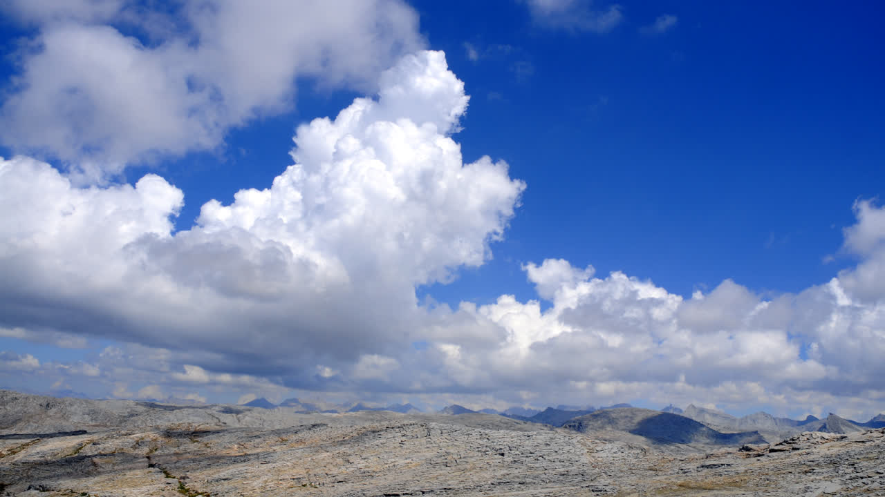 timelapse de nubes sobre las montañas en el bosque nacional de secuoyas 1
