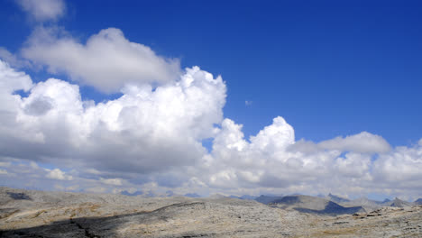 timelapse de nubes sobre las montañas en el bosque nacional de secuoyas 1