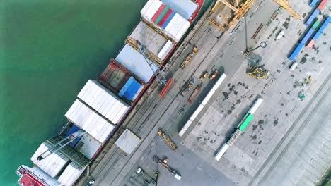 buque de carga cargando en el puerto de la terminal de contenedores en puerto limón, costa rica - antena de arriba hacia abajo