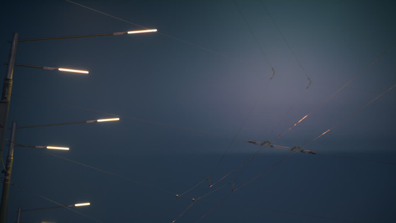 linternas callejeras que iluminan la carretera de la ciudad por la noche. postes de luz en altos postes metálicos.