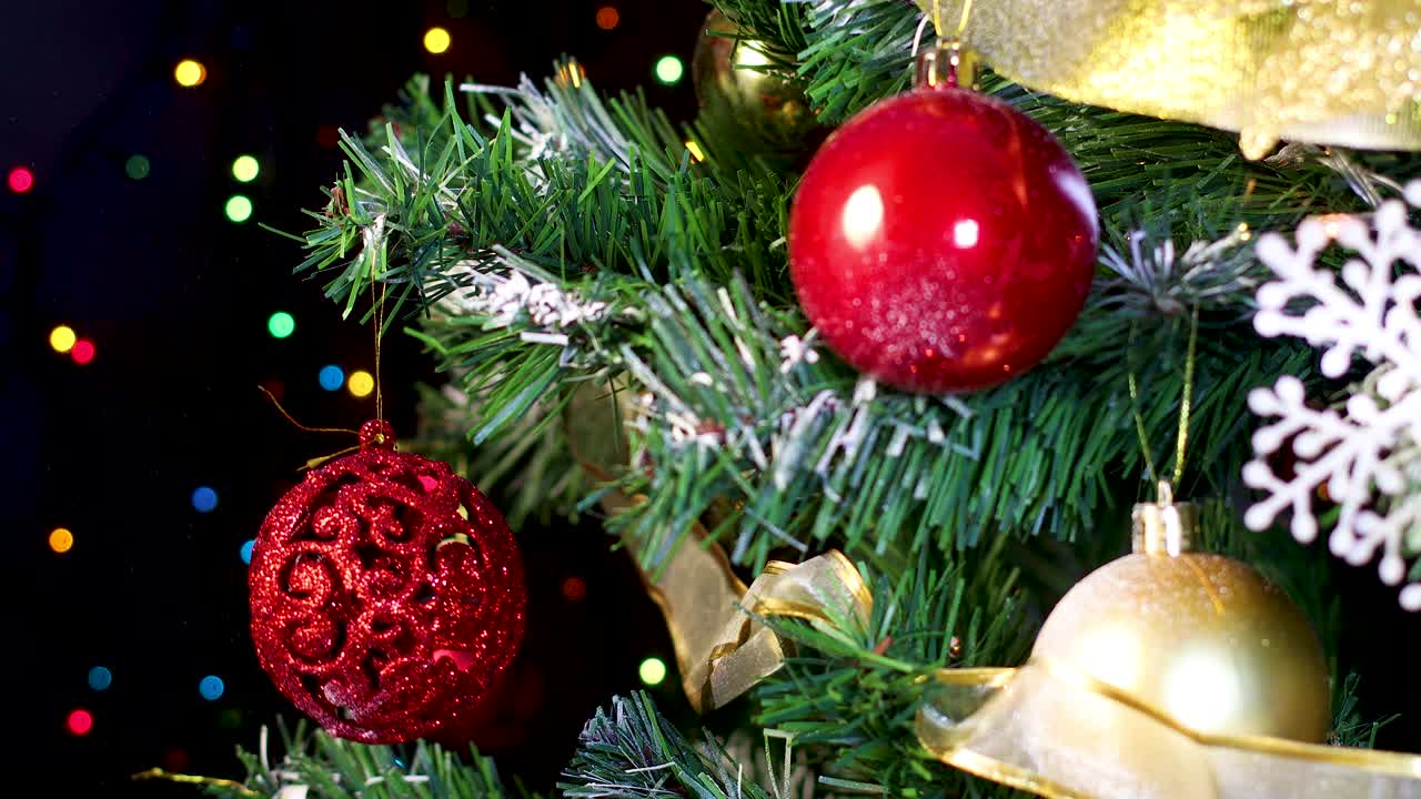 pon el adorno rojo de navidad en el árbol de navidad
