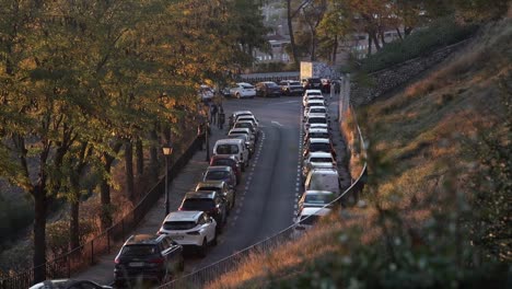 Straße-In-Madrid-Mit-Geparkten-Und-Von-Bäumen-Umgebenen-Autos