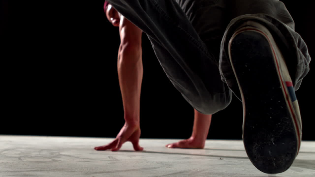 una joven bailarina de break que baila sobre un fondo negro