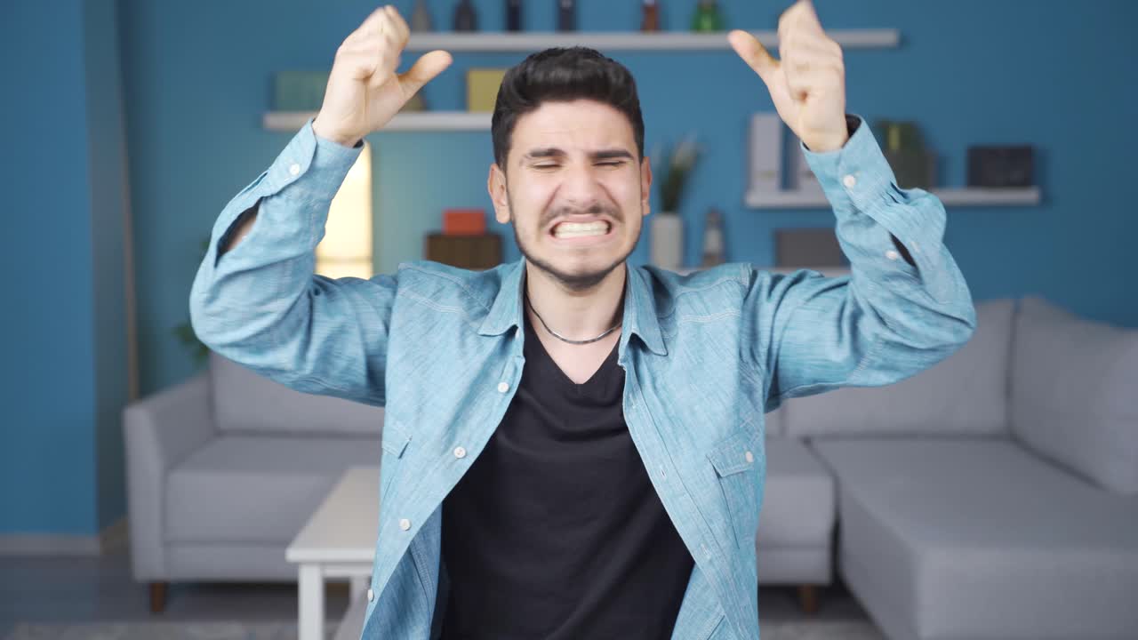 el joven deprimido se rebela y grita.