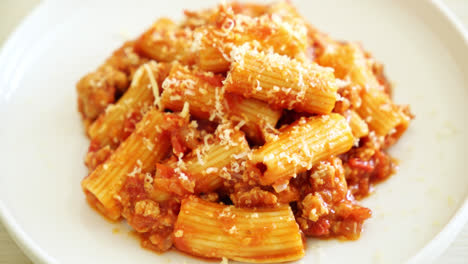 rigatoni boloñesa con queso - pasta tradicional italiana