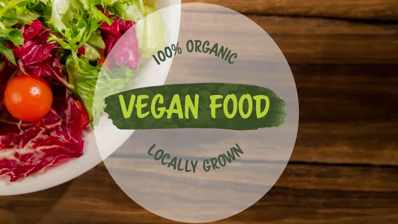 나무 테이블 위에 신선한  ⁇ 러드 접시 위에 초록색에 채식주의 음식 텍스트의 애니메이션