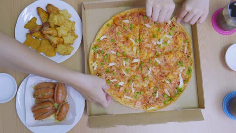 pizza en rebanadas, las manos sólo toman rebanadas