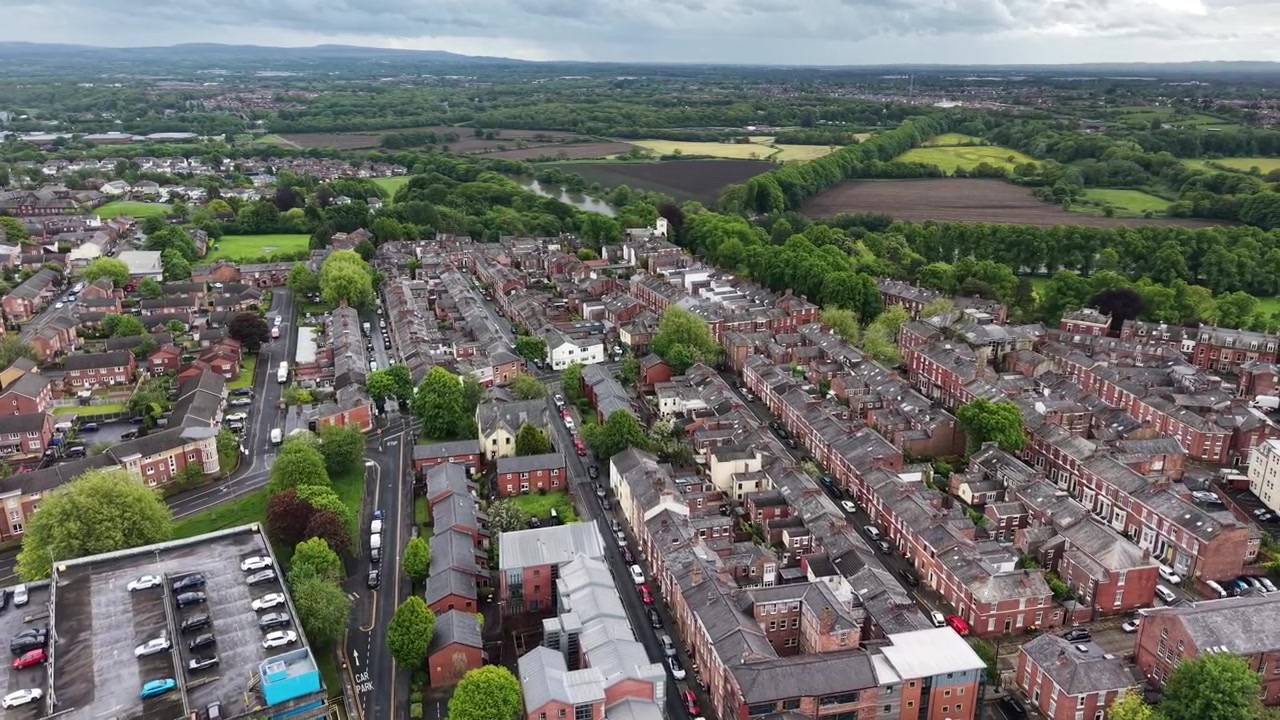 Preston Lancashire UK, Häuser und Straßen, Felder im Hintergrund, Drohnen-Luftaufnahme