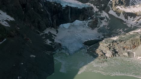 el derretimiento del hielo y el lago del glaciar de fellaria en valmalenco, alpes italianos, italia