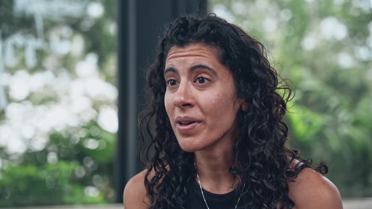 atractiva pareja terapeuta mujer hablando con sus clientes con una vibrante vista de la naturaleza verde detrás