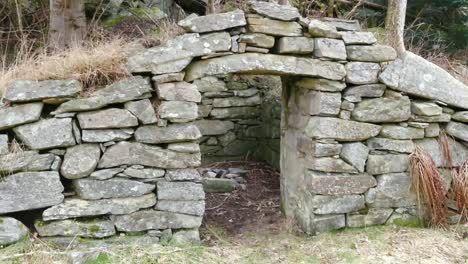 Altes-Winziges-Felsenhaus-Ohne-Dach-Und-Leer